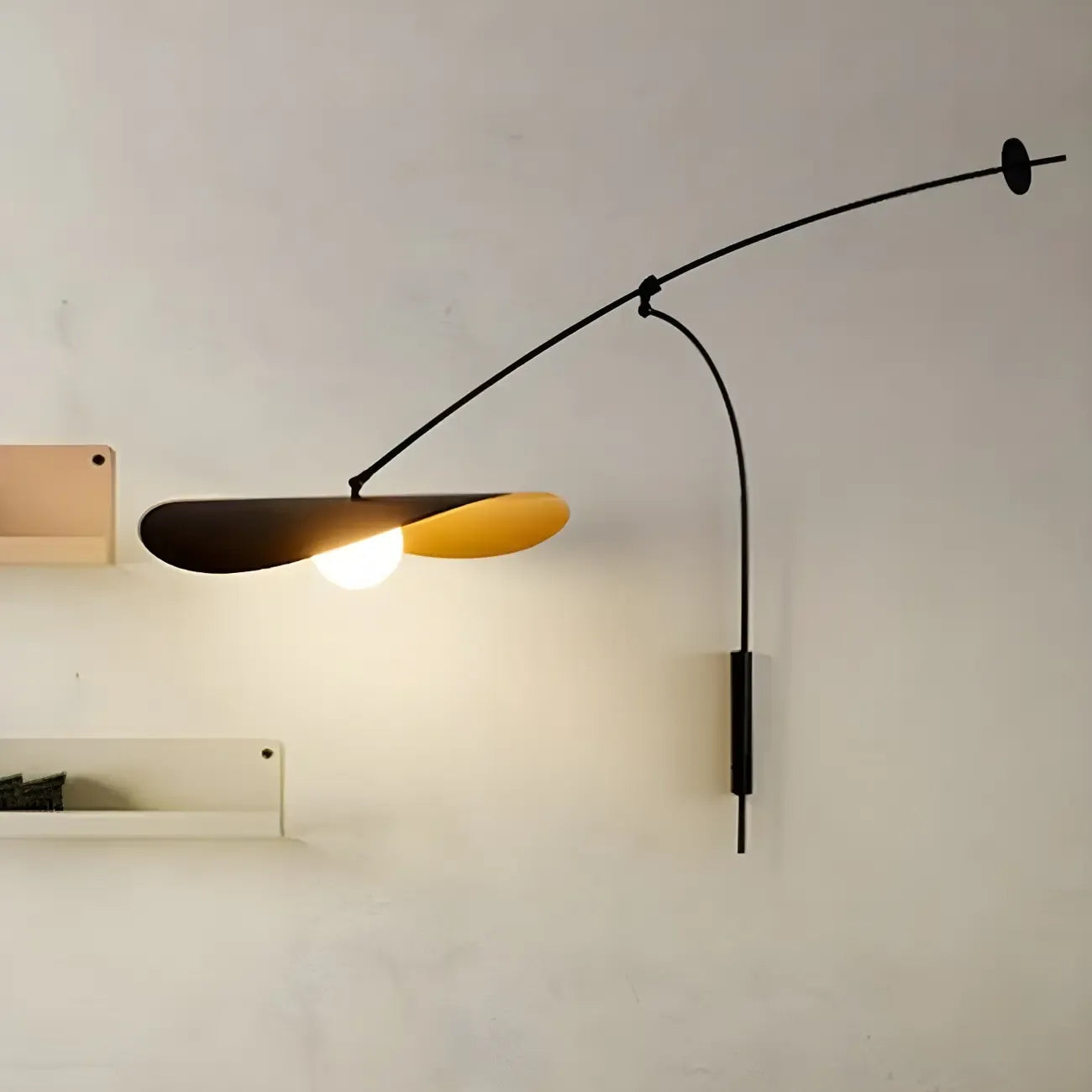 Applique murale élégante en métal noir avec bras articulé pour éclairage d'ambiance
