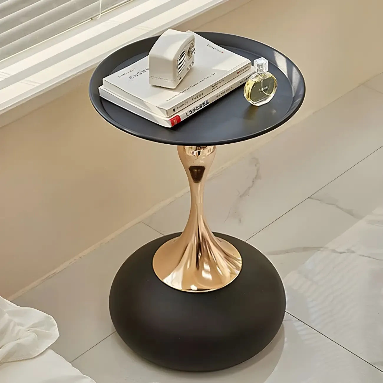 Table d'appoint ronde en métal luxueuse avec plateau pour salon