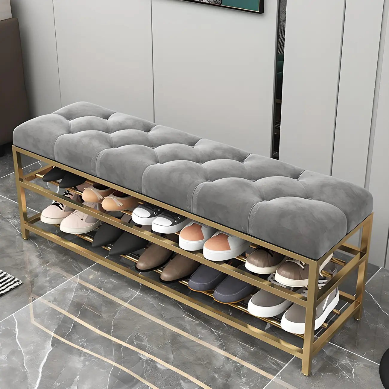 Étagère à chaussures grise capitonnée avec cadre doré pour entrée