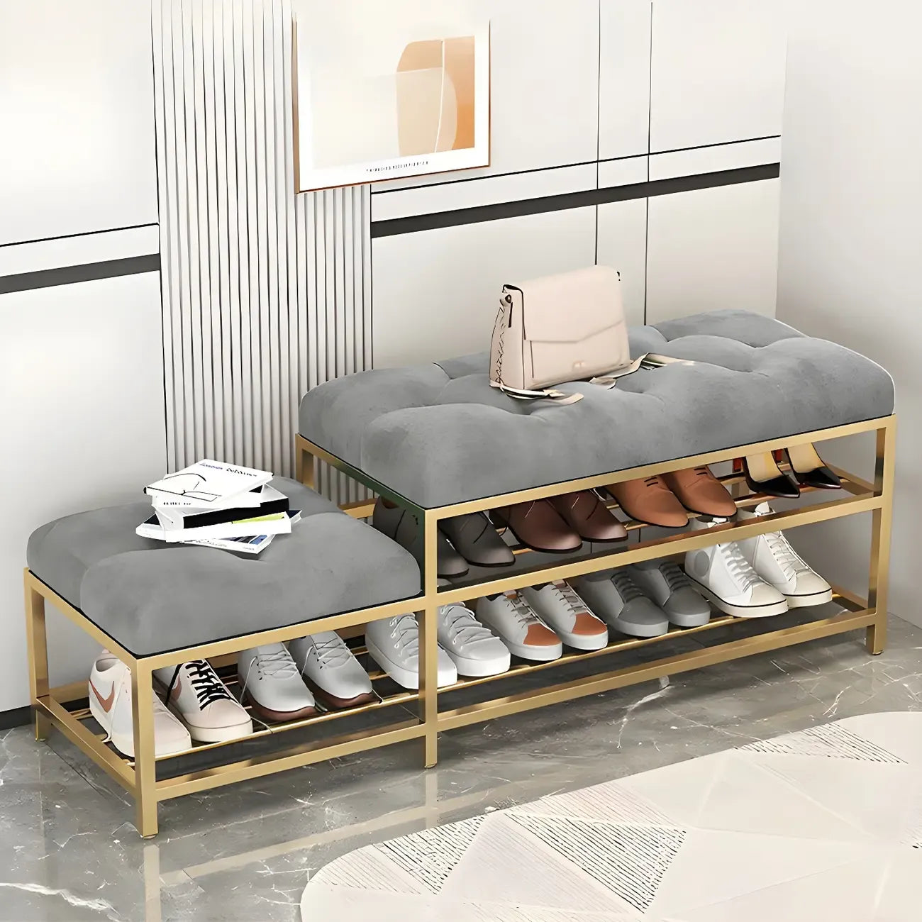 Étagère à chaussures grise capitonnée avec cadre doré pour entrée
