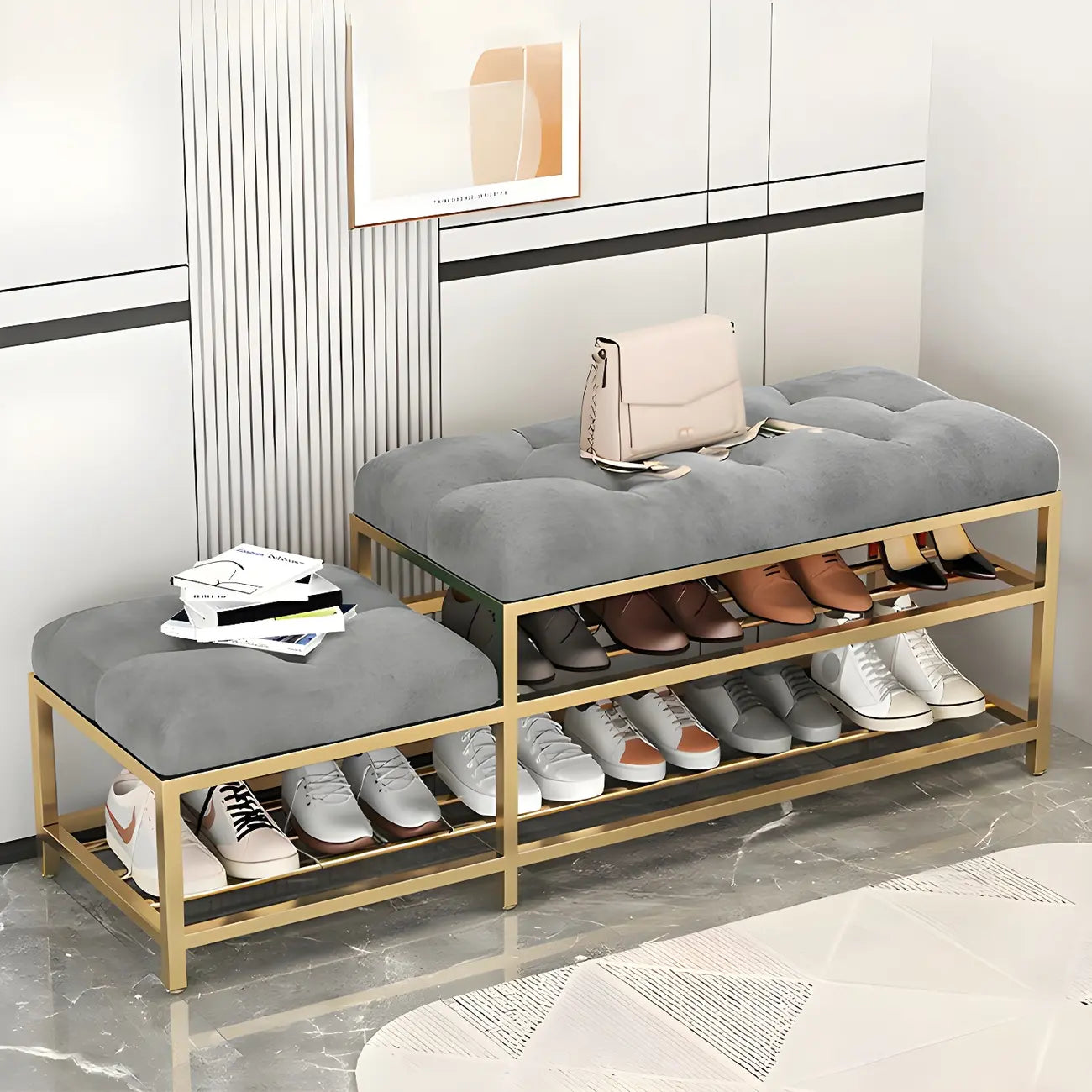 Étagère à chaussures grise capitonnée avec cadre doré pour entrée