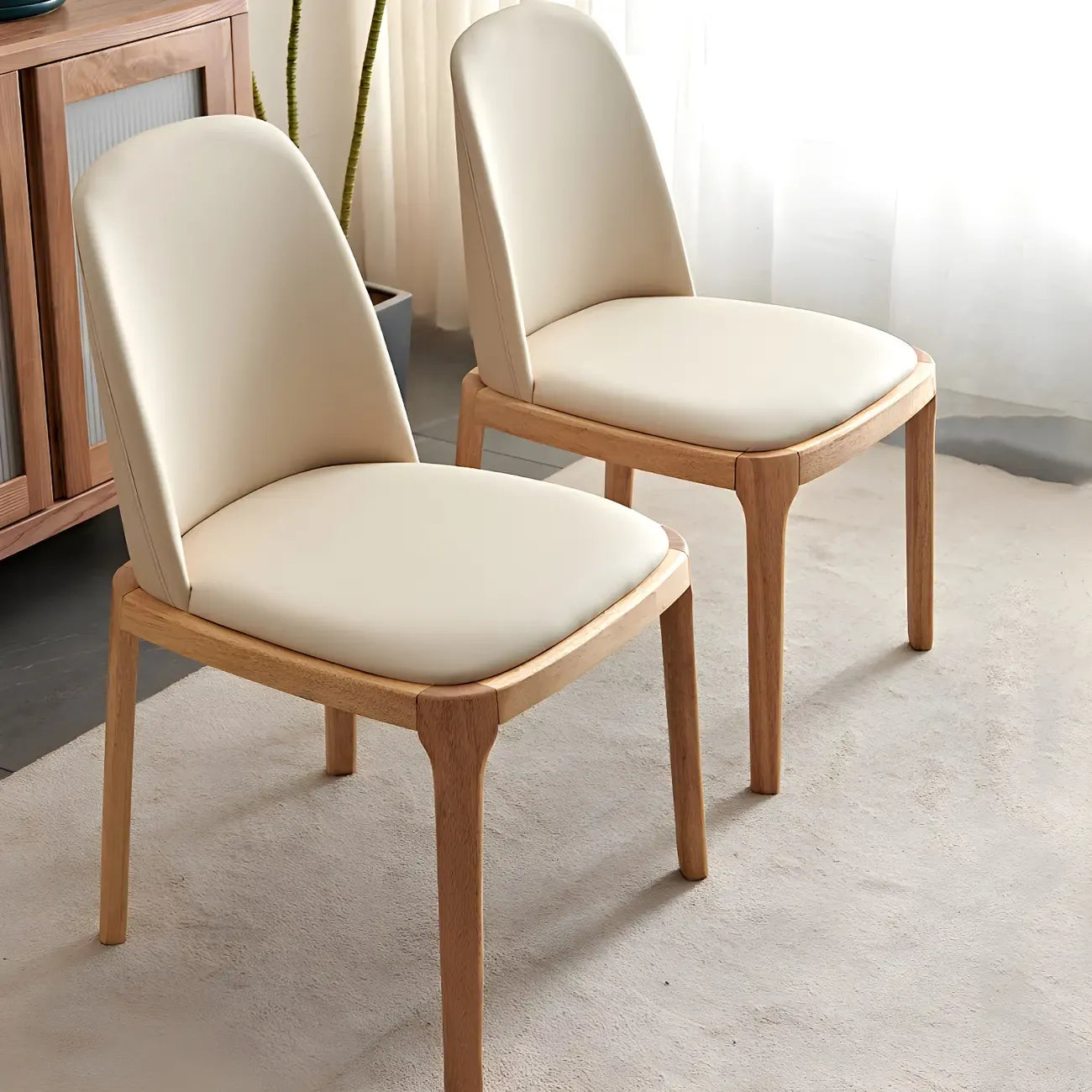 Chaise de salle à manger à dossier plein en bois crème et similicuir.