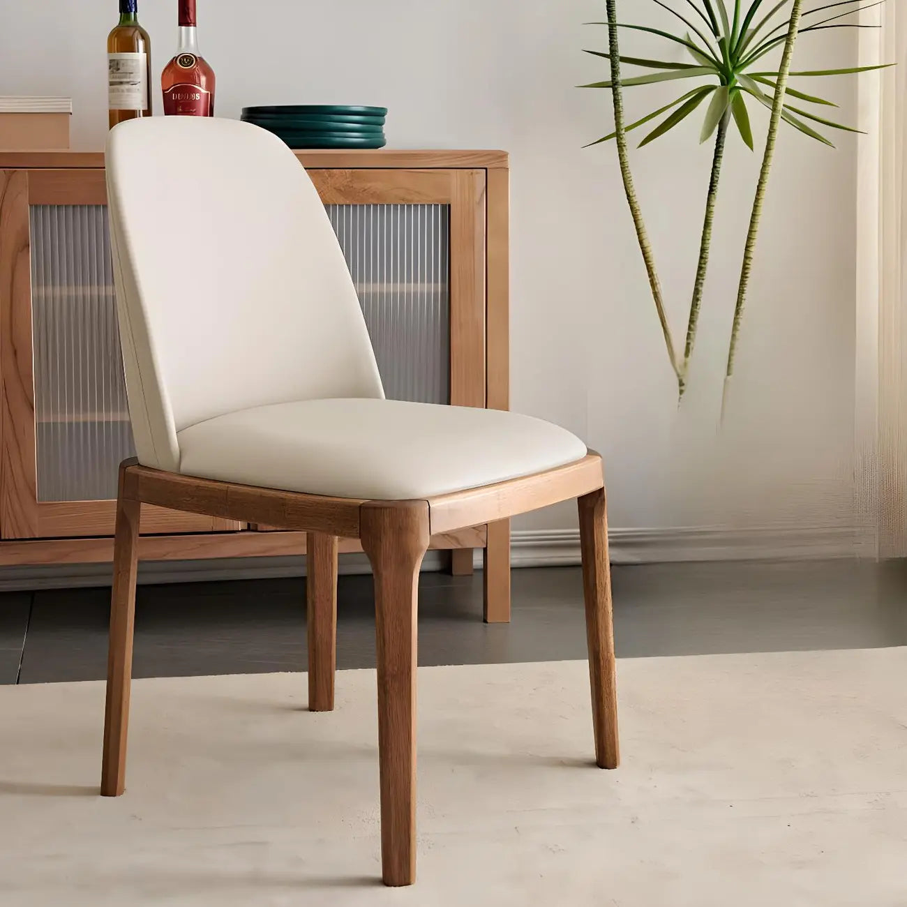 Chaise de salle à manger à dossier plein en bois crème et similicuir.