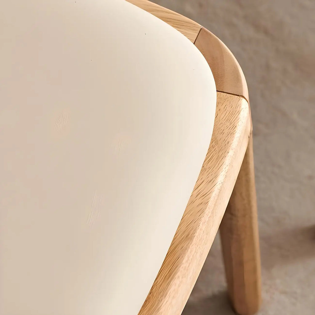Chaise de salle à manger à dossier plein en bois crème et similicuir.