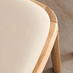 Chaise de salle à manger à dossier plein en bois crème et similicuir.