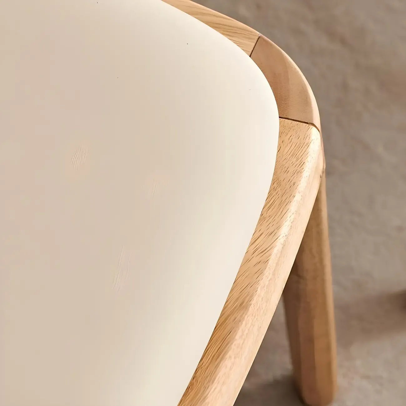 Chaise de salle à manger à dossier plein en bois crème et similicuir.