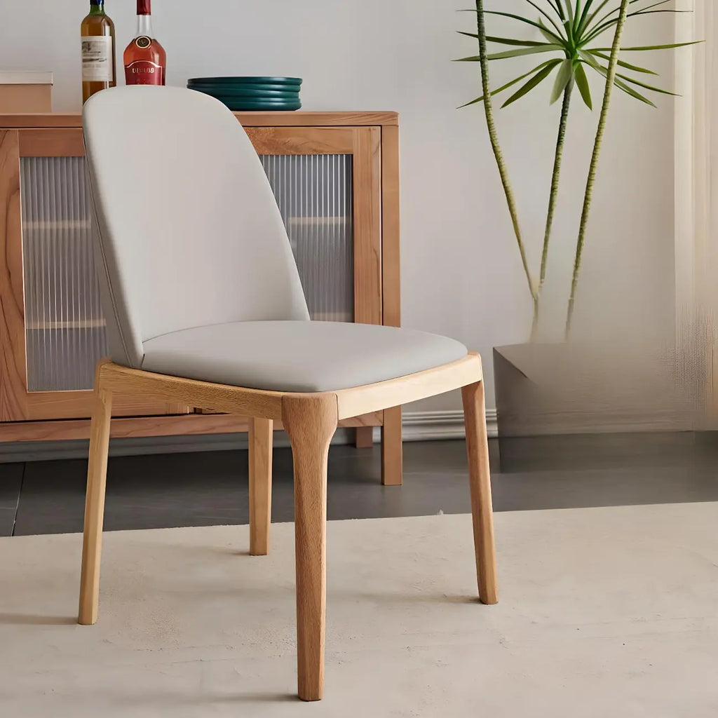 Chaise de salle à manger à dossier plein en bois crème et similicuir.