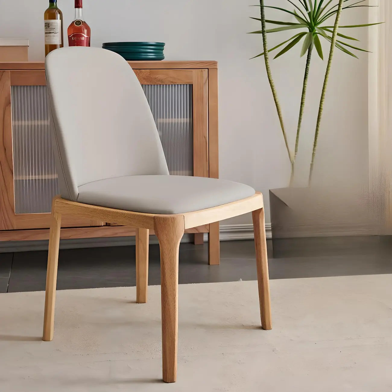 Chaise de salle à manger à dossier plein en bois crème et similicuir.