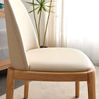 Chaise de salle à manger à dossier plein en bois crème et similicuir.
