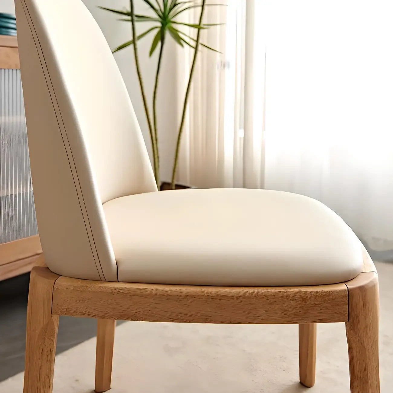 Chaise de salle à manger à dossier plein en bois crème et similicuir.