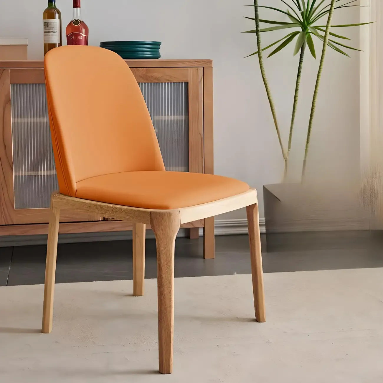 Chaise de salle à manger à dossier plein en bois crème et similicuir.