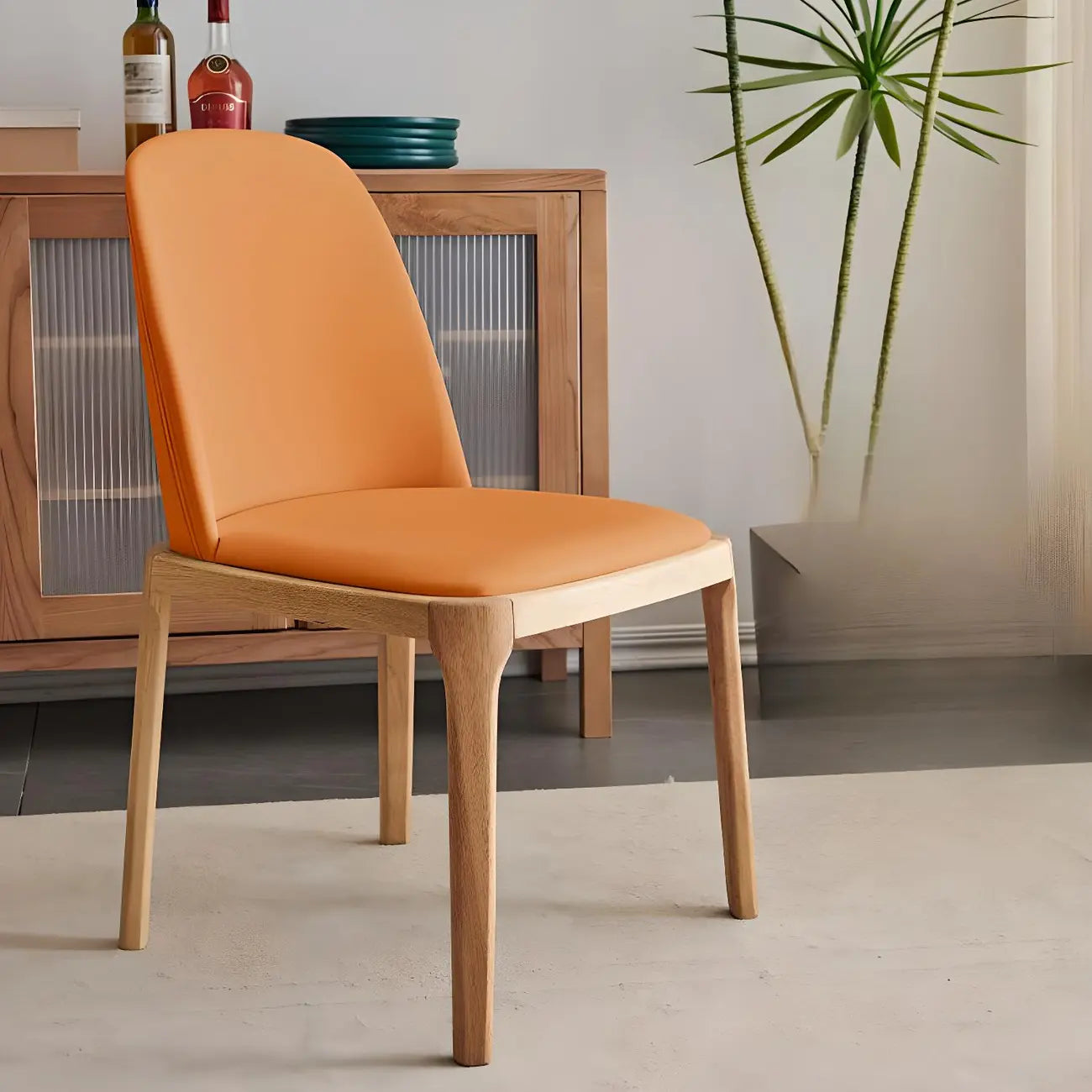 Chaise de salle à manger à dossier plein en bois crème et similicuir.