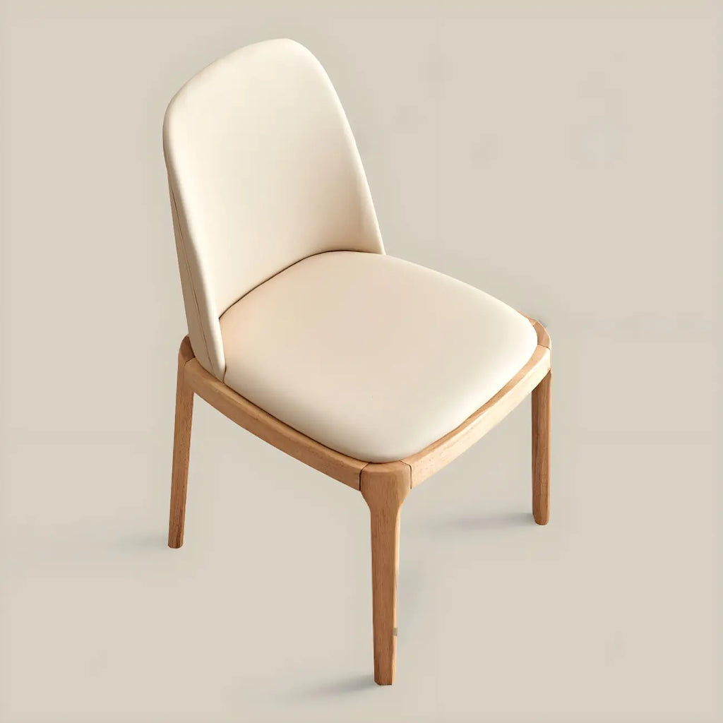 Chaise de salle à manger à dossier plein en bois crème et similicuir.
