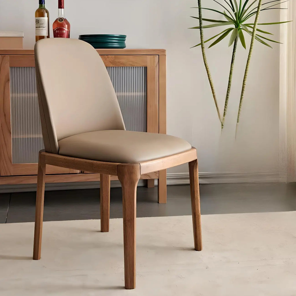 Chaise de salle à manger à dossier plein en bois crème et similicuir.