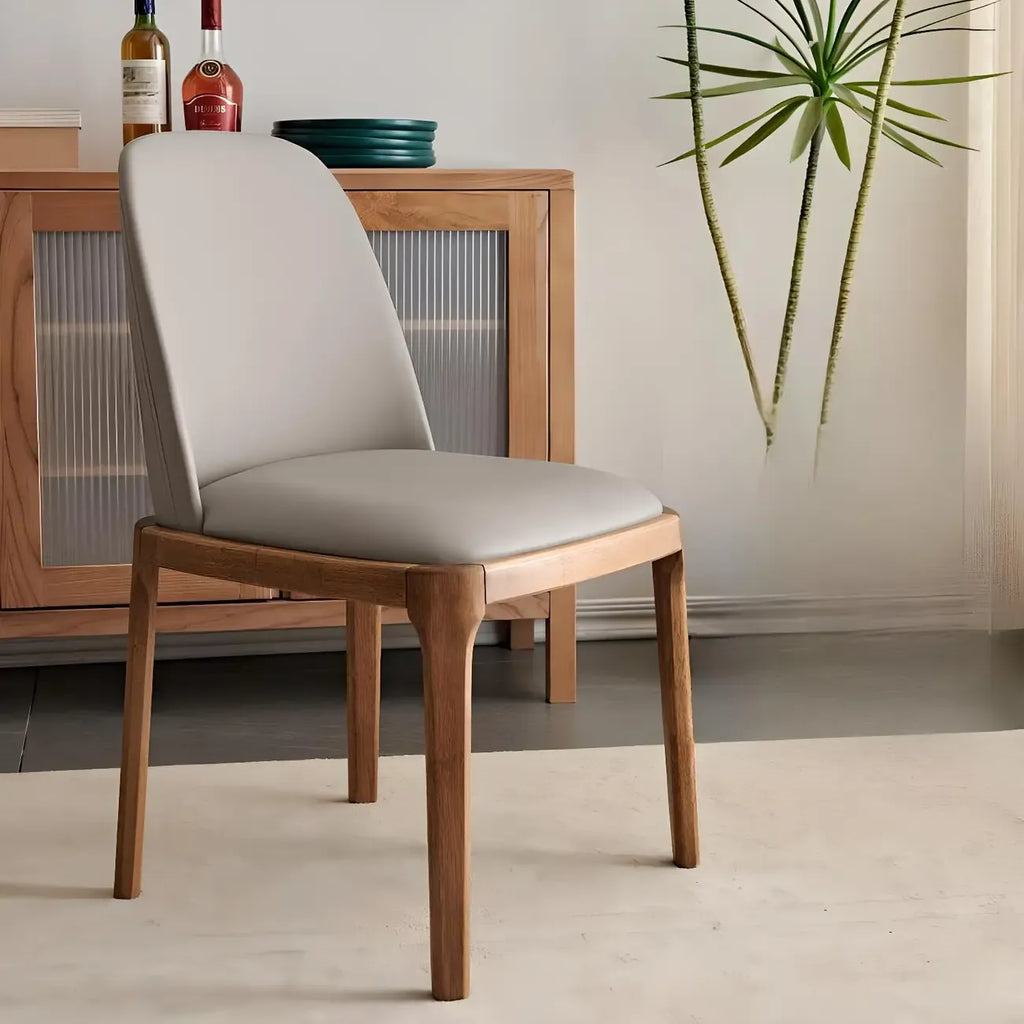 Chaise de salle à manger à dossier plein en bois crème et similicuir.