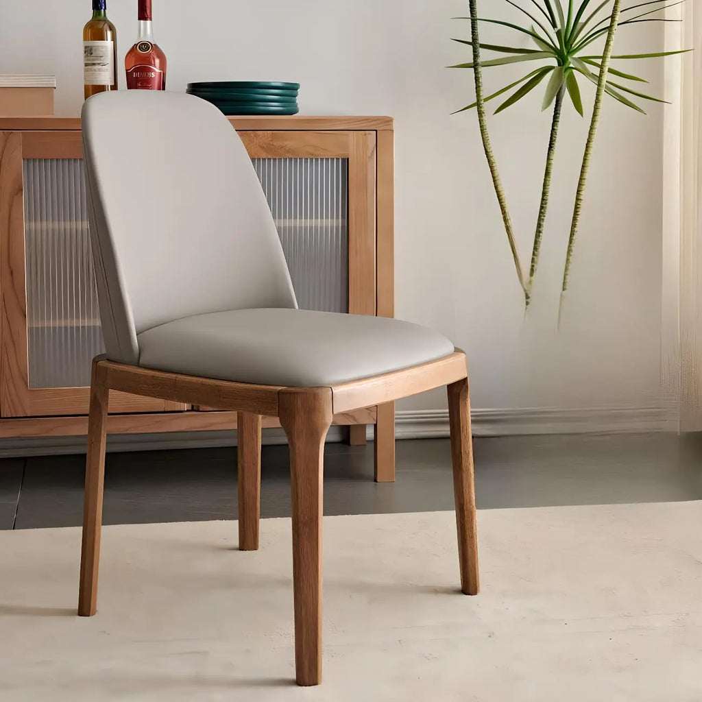 Chaise de salle à manger à dossier plein en bois crème et similicuir.