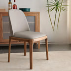 Chaise de salle à manger à dossier plein en bois crème et similicuir.