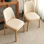 Chaise de salle à manger à dossier plein en bois crème et similicuir.