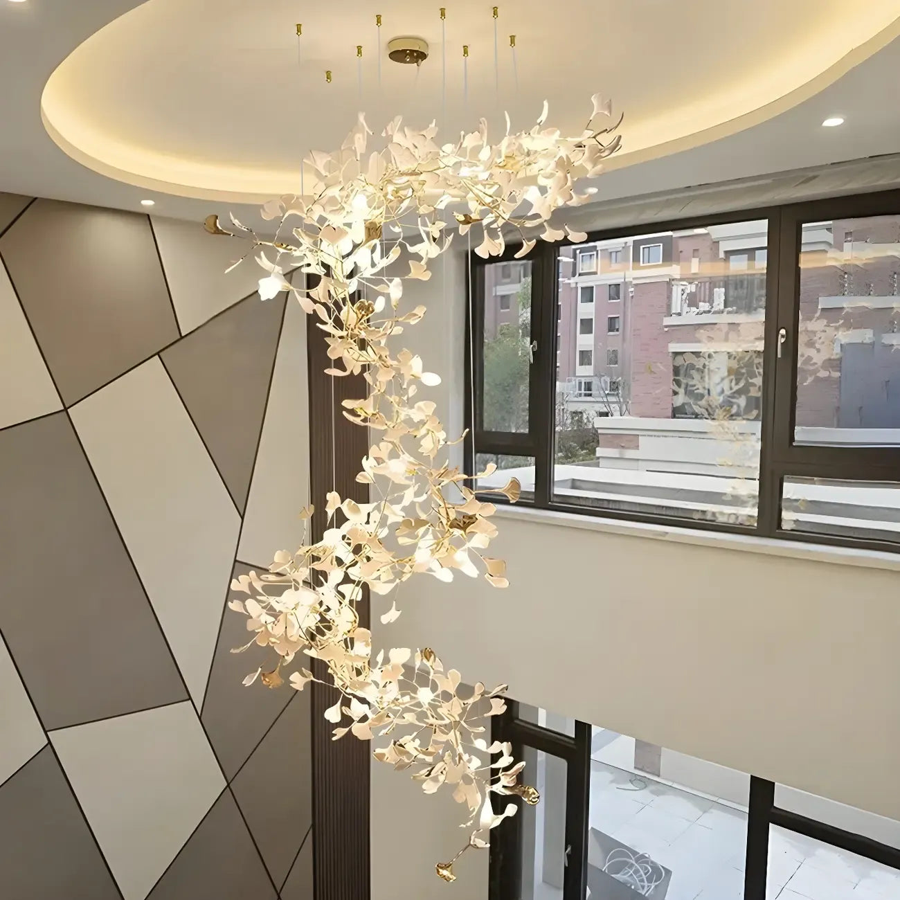 Lustre élégant en céramique en forme de feuille, orné d'une spirale dorée, pour escalier.