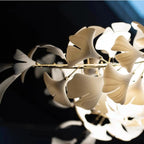 Lustre élégant en céramique en forme de feuille, orné d'une spirale dorée, pour escalier.