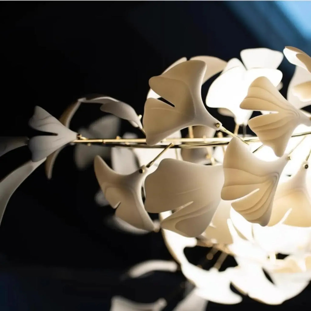 Lustre élégant en céramique en forme de feuille, orné d'une spirale dorée, pour escalier.