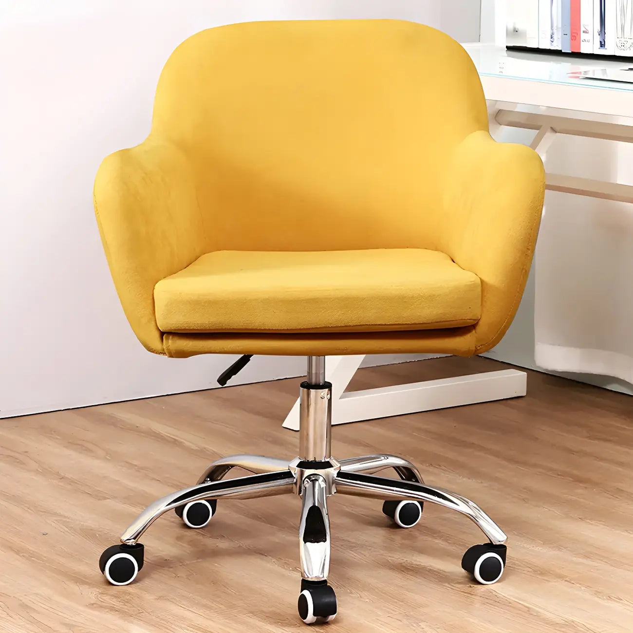 Chaise de bureau pivotante à dossier bas en tissu vert avec accoudoirs