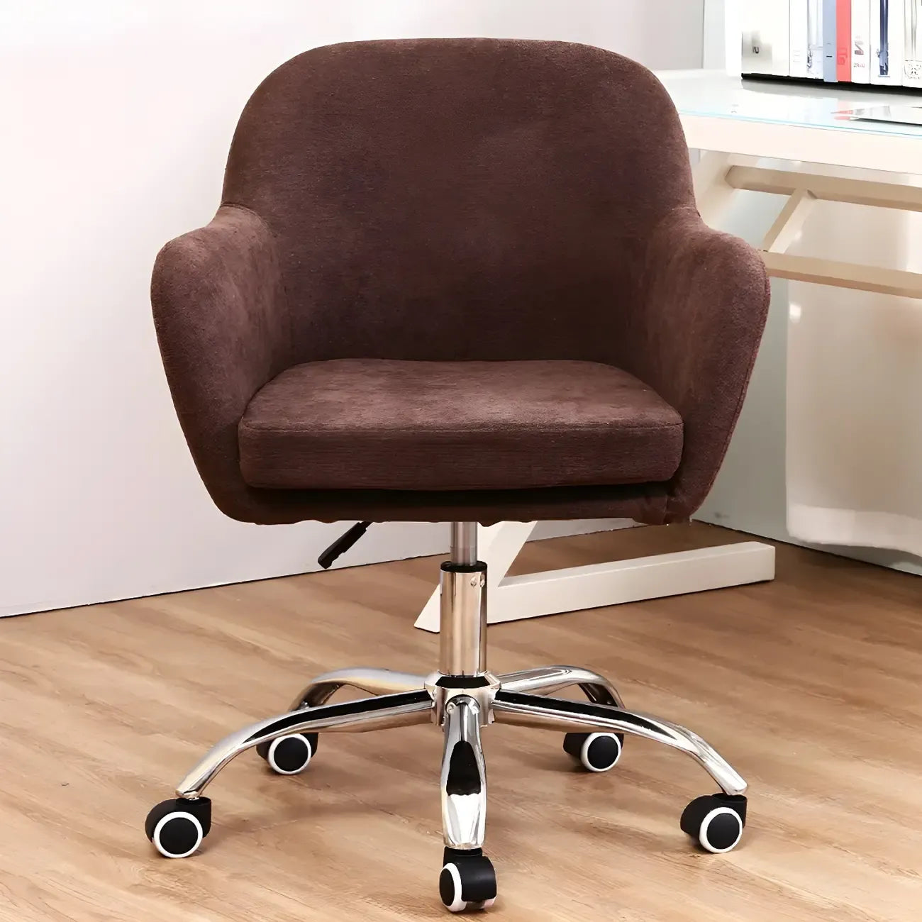 Chaise de bureau pivotante à dossier bas en tissu vert avec accoudoirs