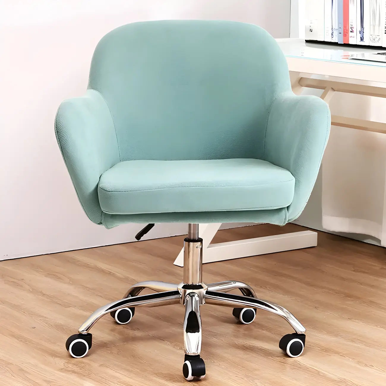 Chaise de bureau pivotante à dossier bas en tissu vert avec accoudoirs