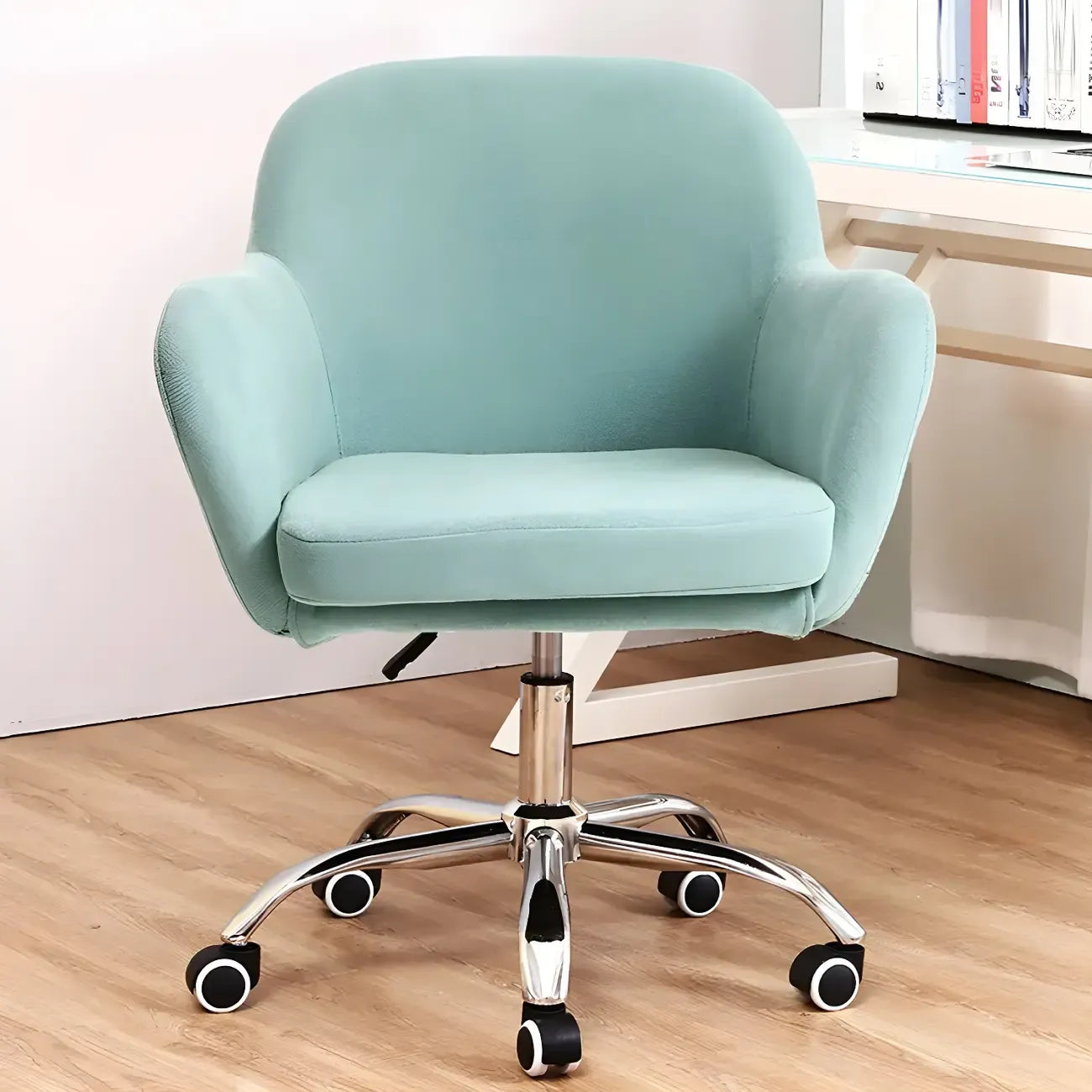 Chaise de bureau pivotante à dossier bas en tissu vert avec accoudoirs