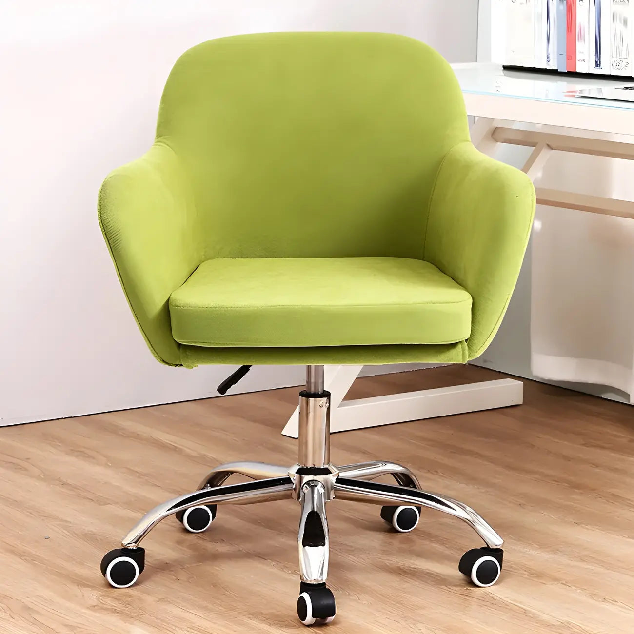Chaise de bureau pivotante à dossier bas en tissu vert avec accoudoirs