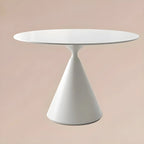 Table de salle à manger ronde avec plateau en pierre et piètement en métal, idéale pour les petits espaces.