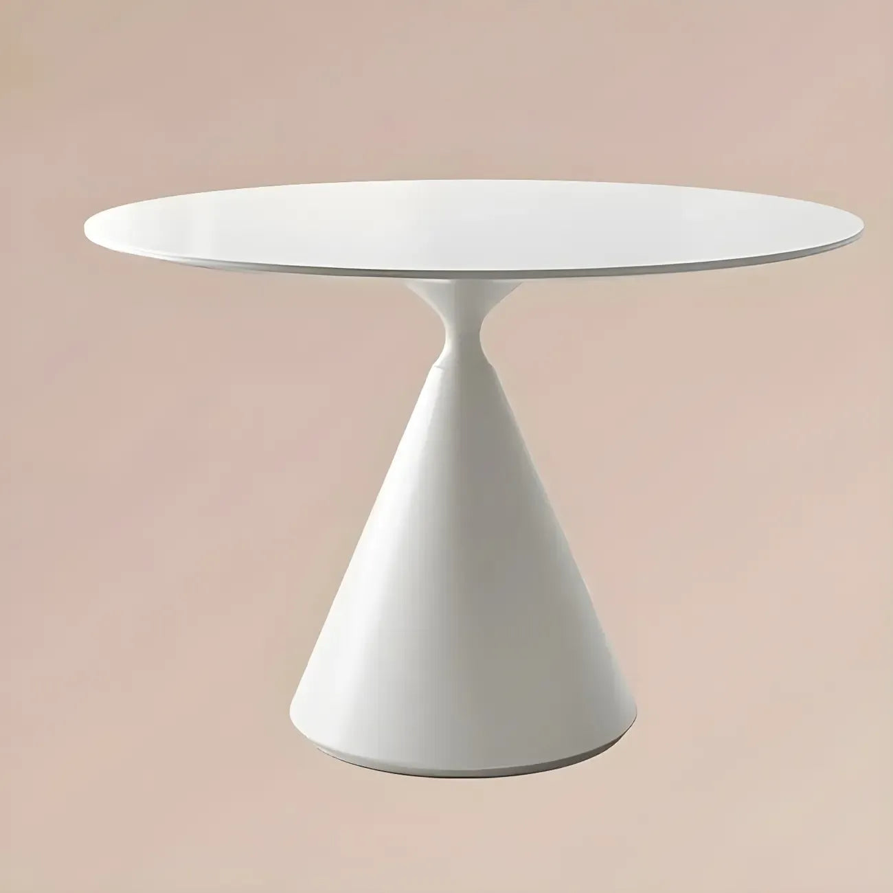 Table de salle à manger ronde avec plateau en pierre et piètement en métal, idéale pour les petits espaces.