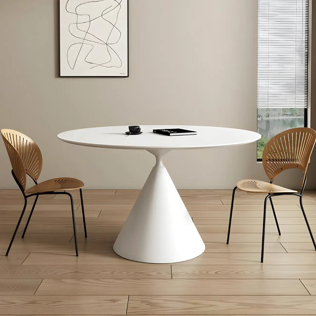 Table de salle à manger ronde avec plateau en pierre et piètement en métal, idéale pour les petits espaces.
