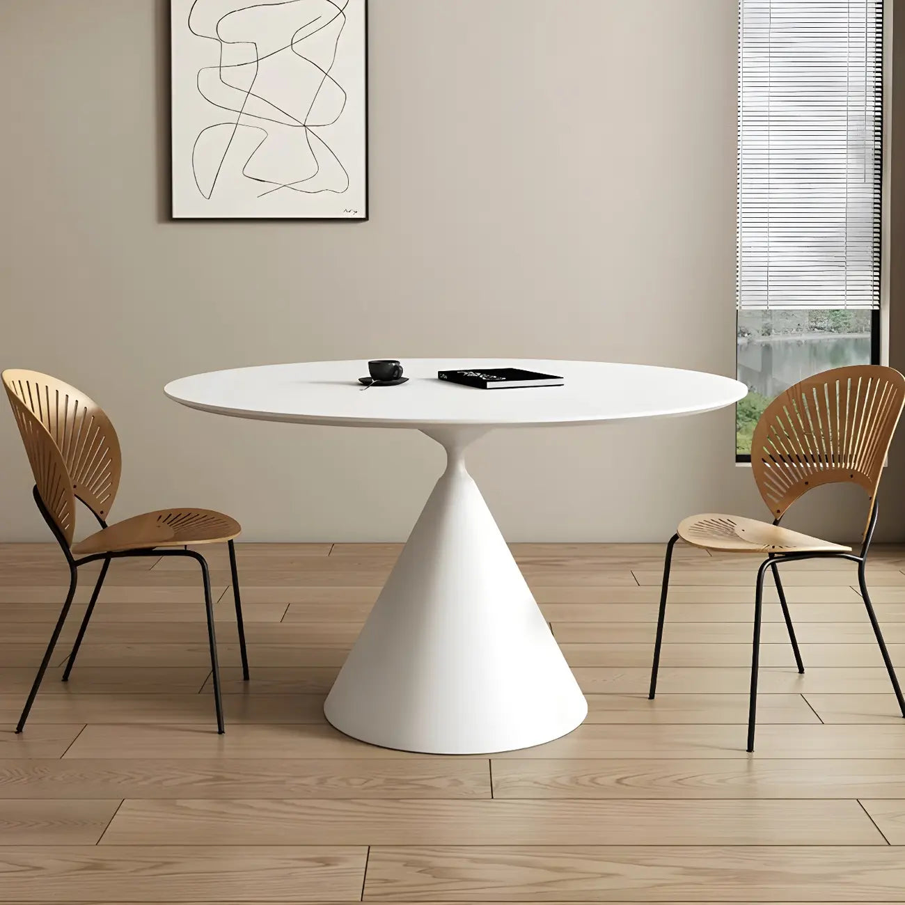 Table de salle à manger ronde avec plateau en pierre et piètement en métal, idéale pour les petits espaces.