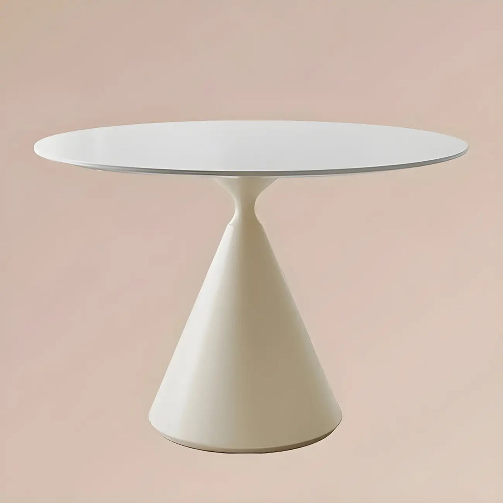 Table de salle à manger ronde avec plateau en pierre et piètement en métal, idéale pour les petits espaces.