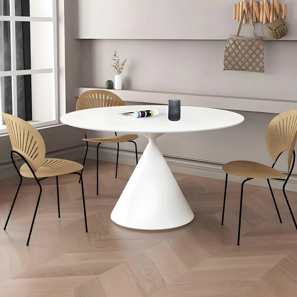 Table de salle à manger ronde avec plateau en pierre et piètement en métal, idéale pour les petits espaces.
