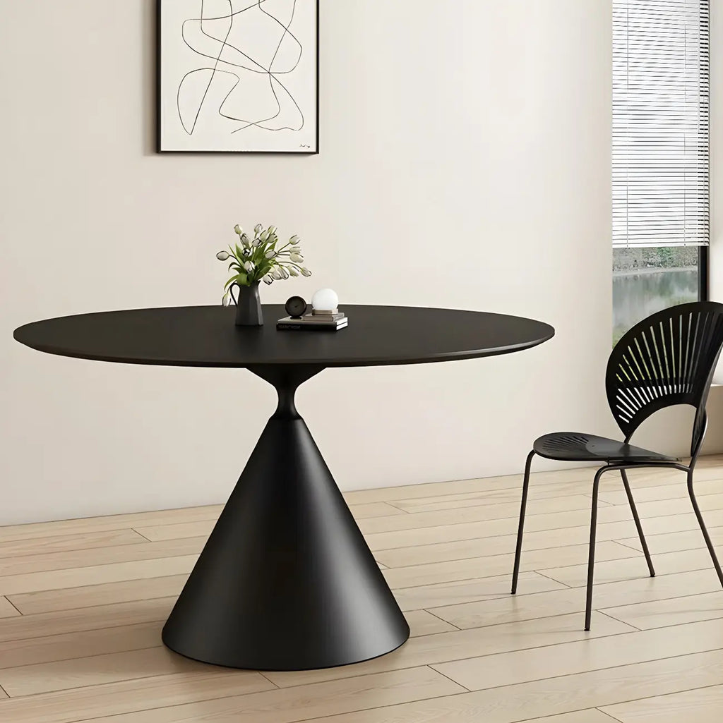 Table de salle à manger ronde avec plateau en pierre et piètement en métal, idéale pour les petits espaces.
