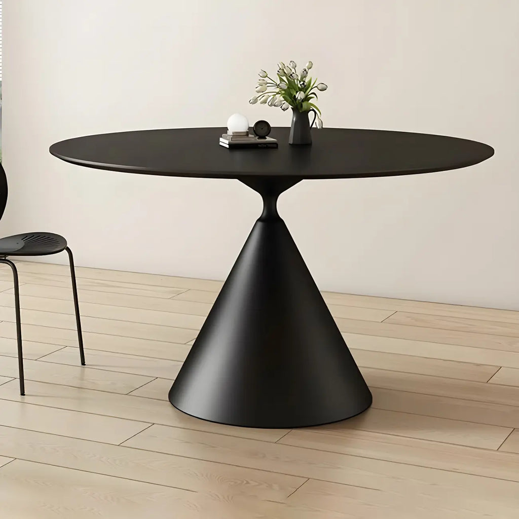 Table de salle à manger ronde avec plateau en pierre et piètement en métal, idéale pour les petits espaces.