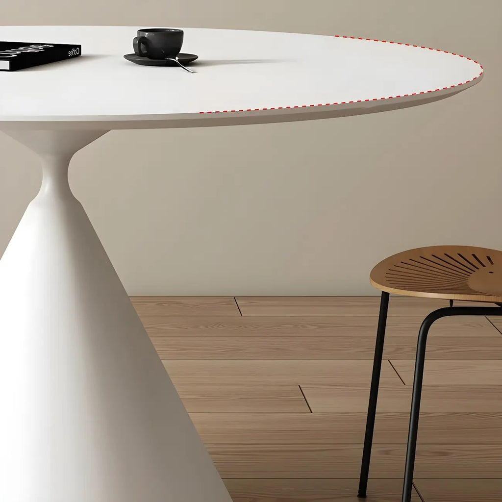 Table de salle à manger ronde avec plateau en pierre et piètement en métal, idéale pour les petits espaces.