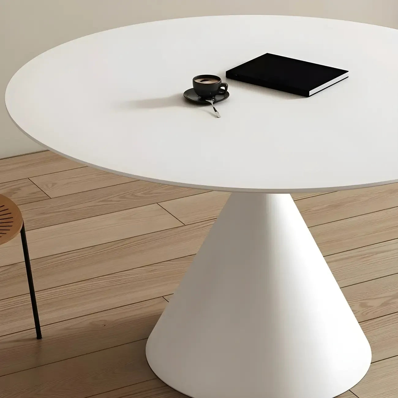 Table de salle à manger ronde avec plateau en pierre et piètement en métal, idéale pour les petits espaces.