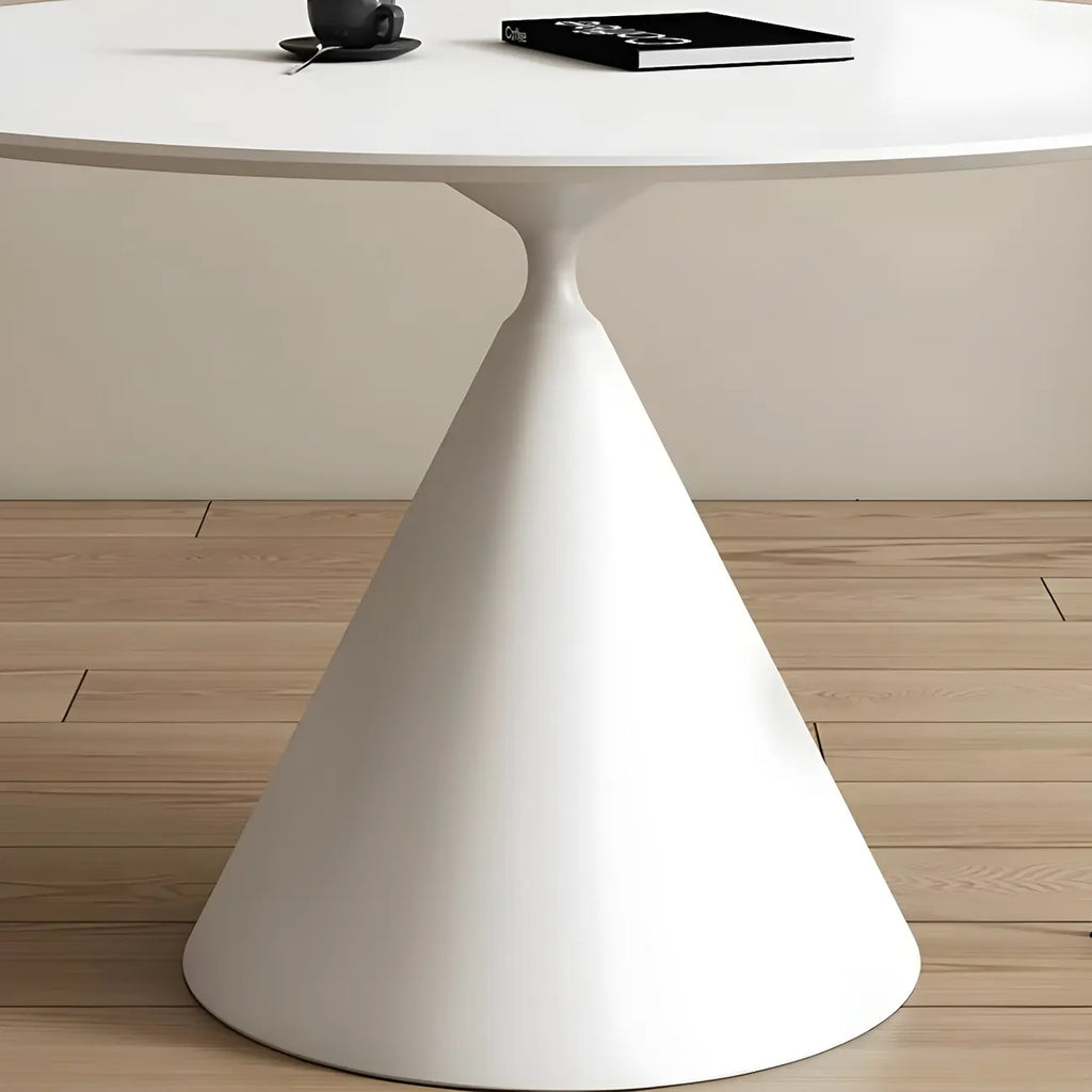 Table de salle à manger ronde avec plateau en pierre et piètement en métal, idéale pour les petits espaces.