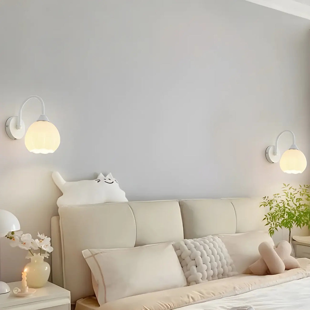 Applique murale blanche en forme de dôme avec abat-jour en verre blanc