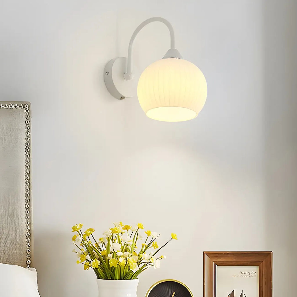 Applique murale blanche en forme de dôme avec abat-jour en verre blanc