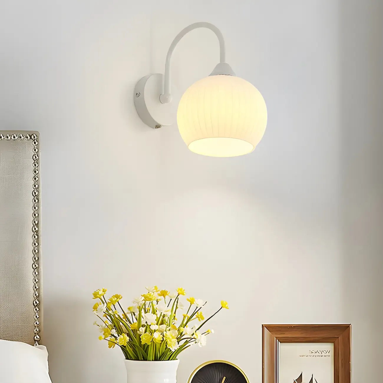 Applique murale blanche en forme de dôme avec abat-jour en verre blanc