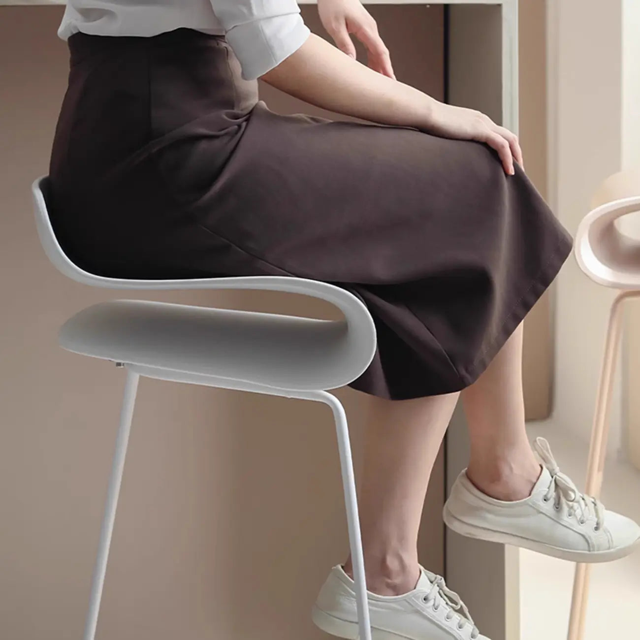 Tabouret de bar industriel en plastique et structure en acier, dossier bas et sans accoudoirs