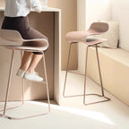 Tabouret de bar industriel en plastique et structure en acier, dossier bas et sans accoudoirs