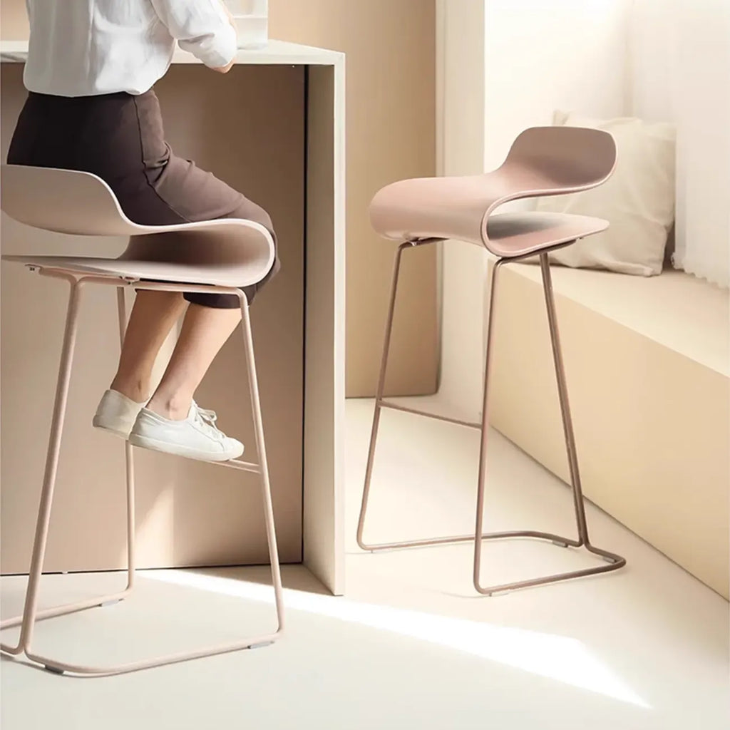 Tabouret de bar industriel en plastique et structure en acier, dossier bas et sans accoudoirs