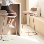 Tabouret de bar industriel en plastique et structure en acier, dossier bas et sans accoudoirs