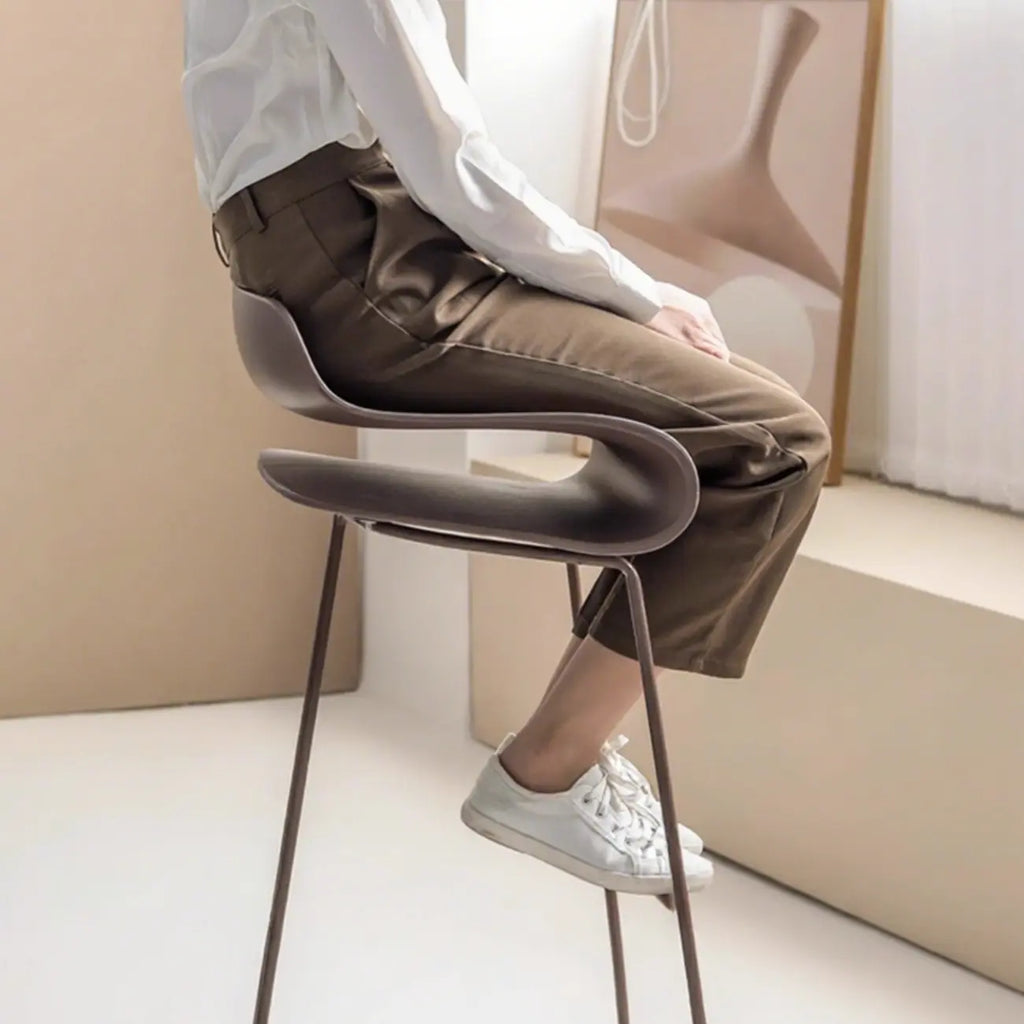 Tabouret de bar industriel en plastique et structure en acier, dossier bas et sans accoudoirs