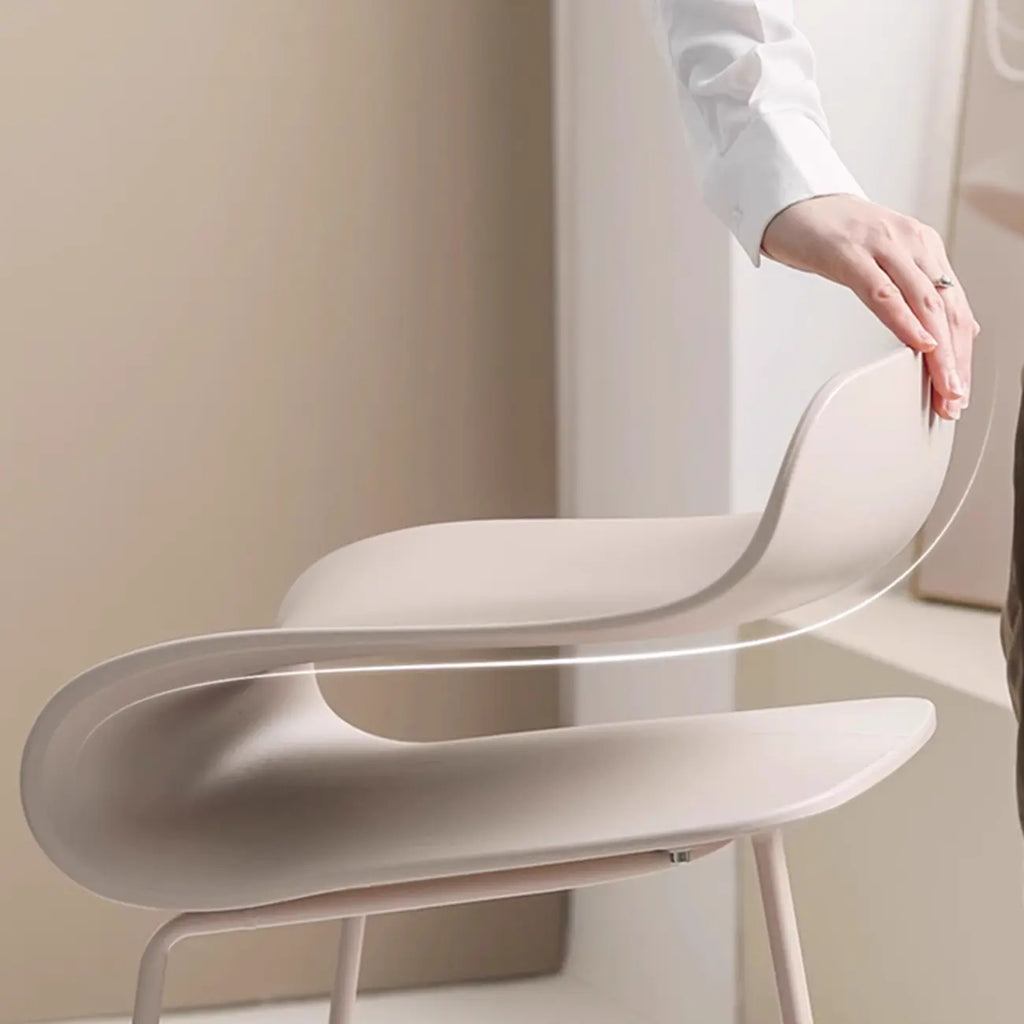 Tabouret de bar industriel en plastique et structure en acier, dossier bas et sans accoudoirs